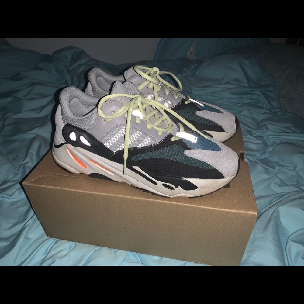 Adidas yeezys 700